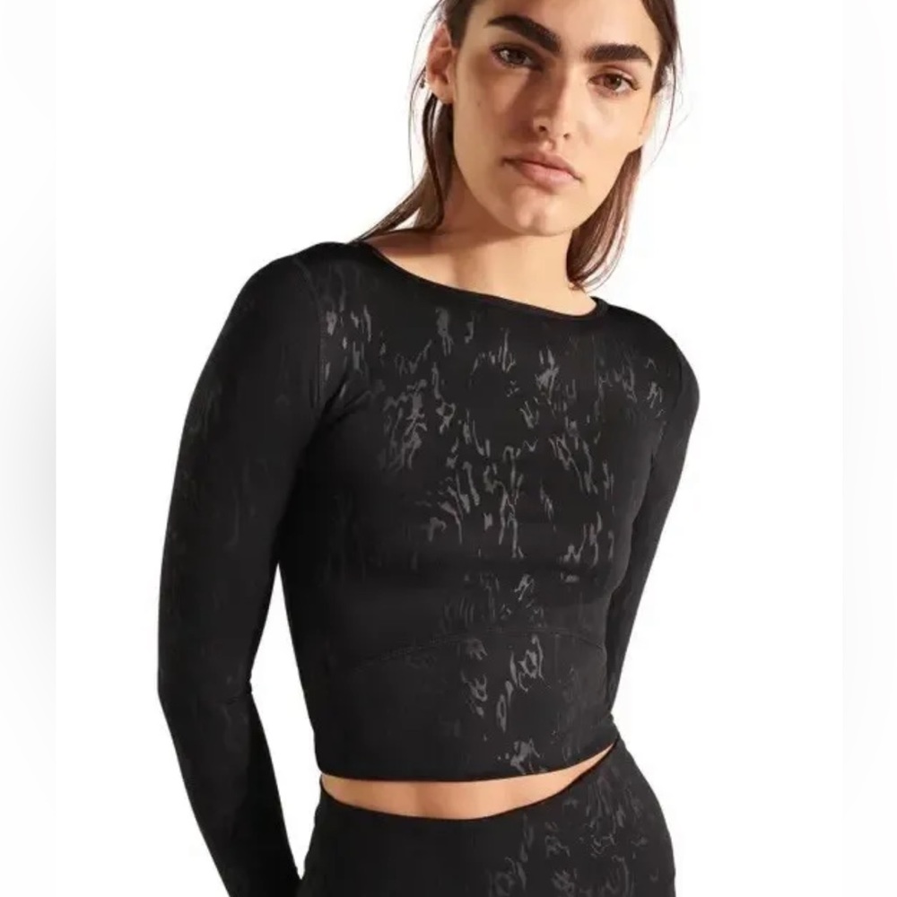 sweaty betty x halle berry enya long sleeve crop top embossed black sz Small.